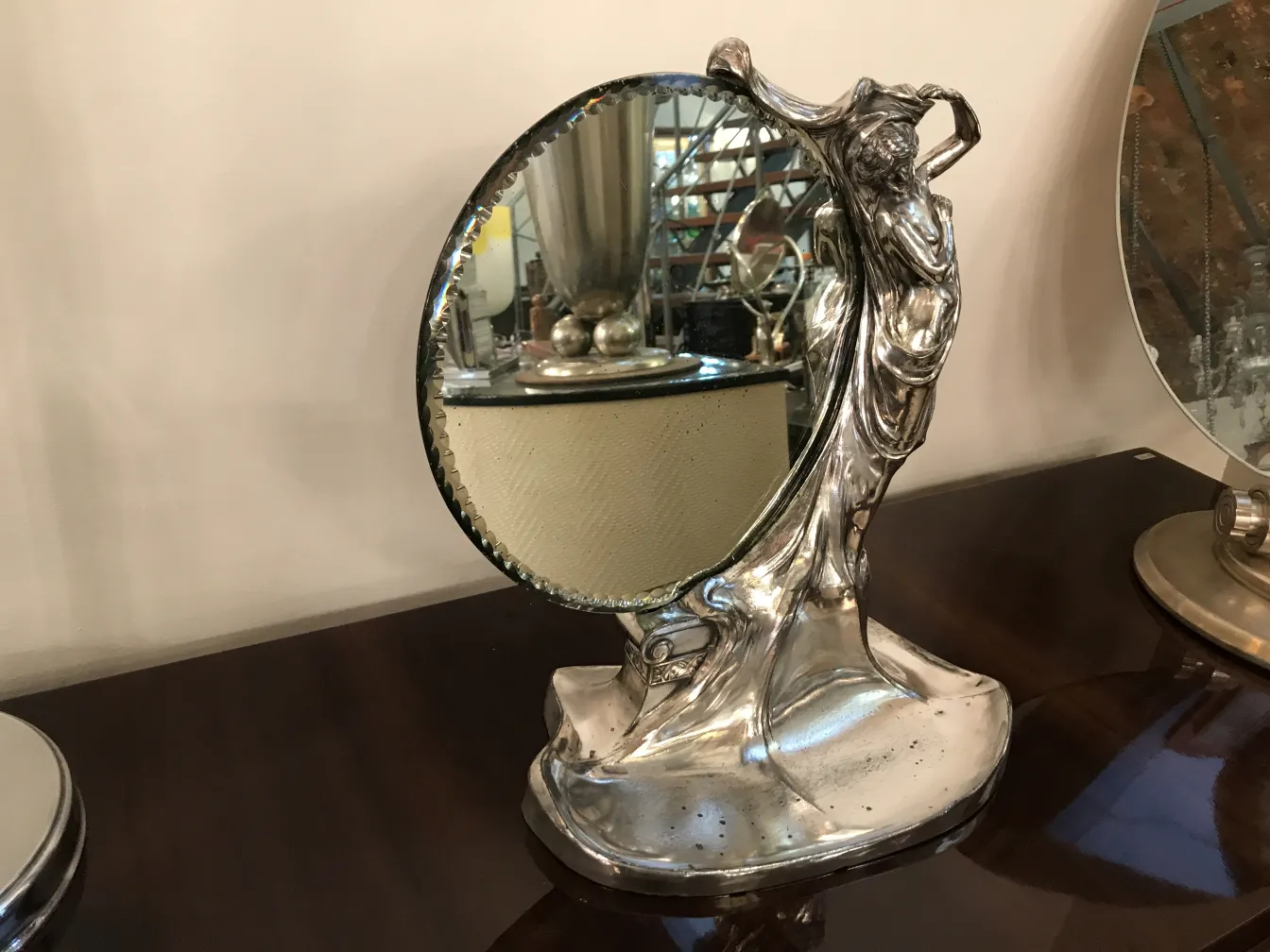 espelho antigo art nouveau com base decorativa e figura elegante