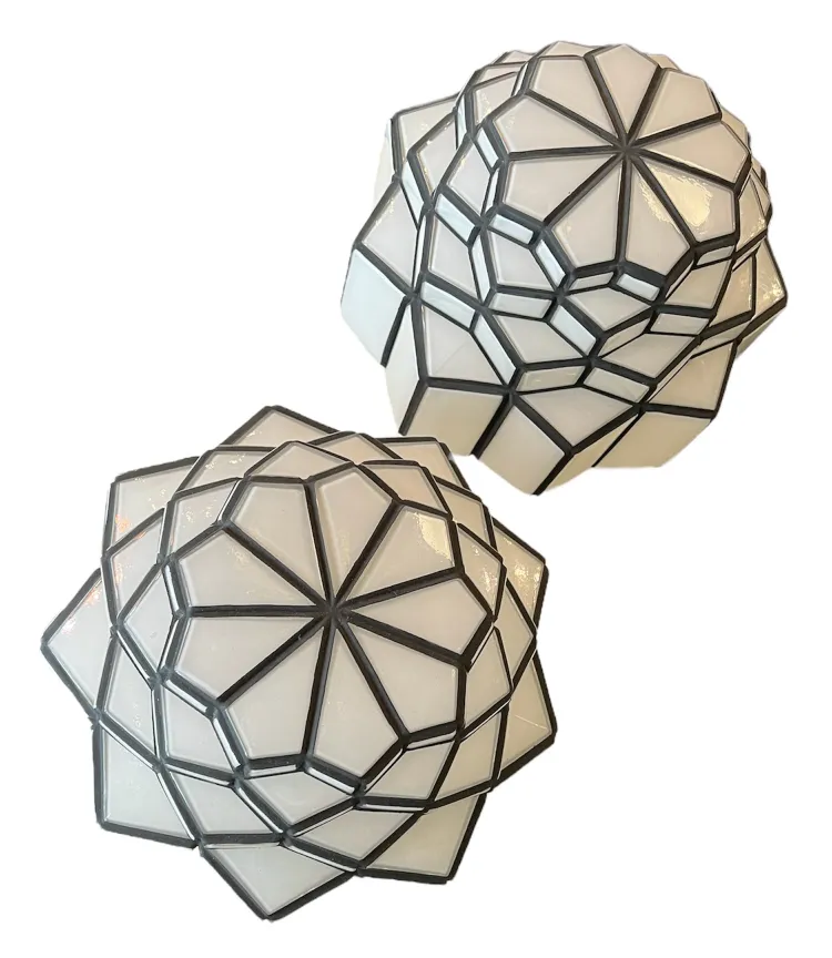 duas luzes de teto antigas com design decorativo