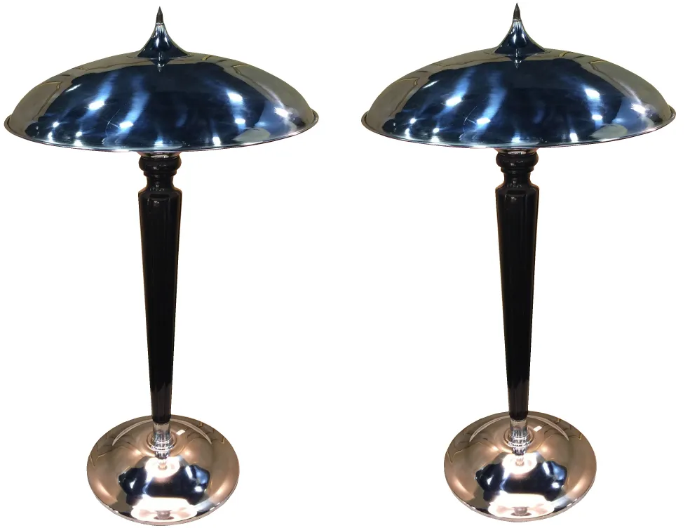 duas lâmpadas de mesa antigas apresentando um design elegante e brilhante