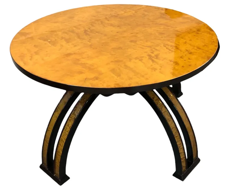 mesa de centro redonda antiga com design elegante e pernas curvas em um ambiente confortável