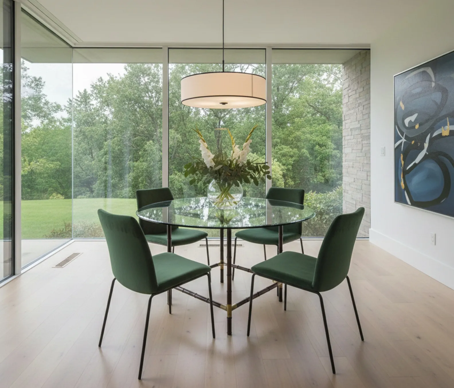 mesa de jantar antiga com cadeiras verdes, ambiente moderno e natural