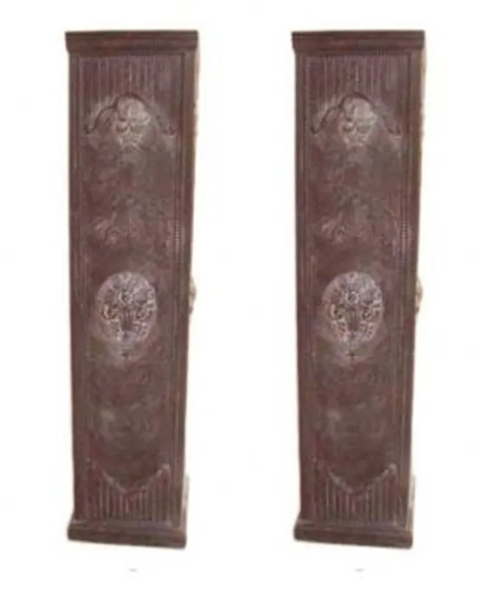 duas colunas antigas com designs decorativos sutis