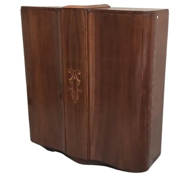 estante de livros antigo com design detalhado e acabamento elegante