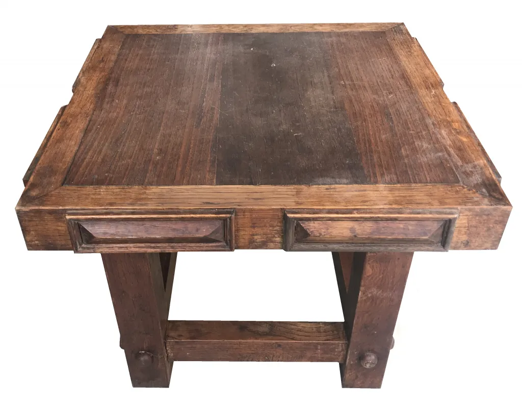 mesa de centro antiga com design clássico, com superfície desgastada e gavetas