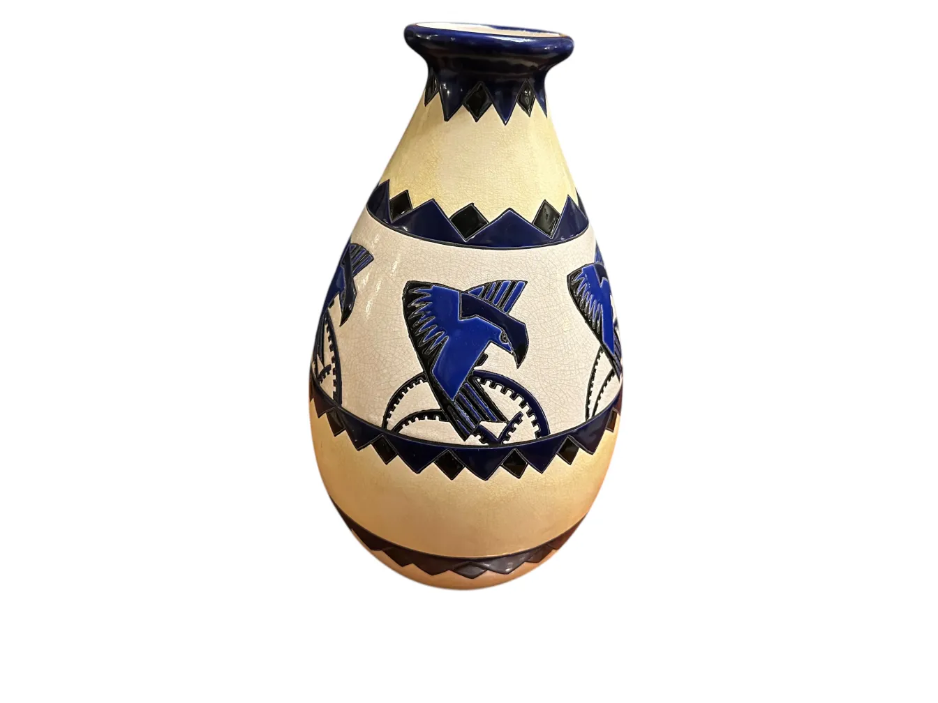Vaso de cerâmica antiga decorado com pássaros azuis e padrões geométricos.