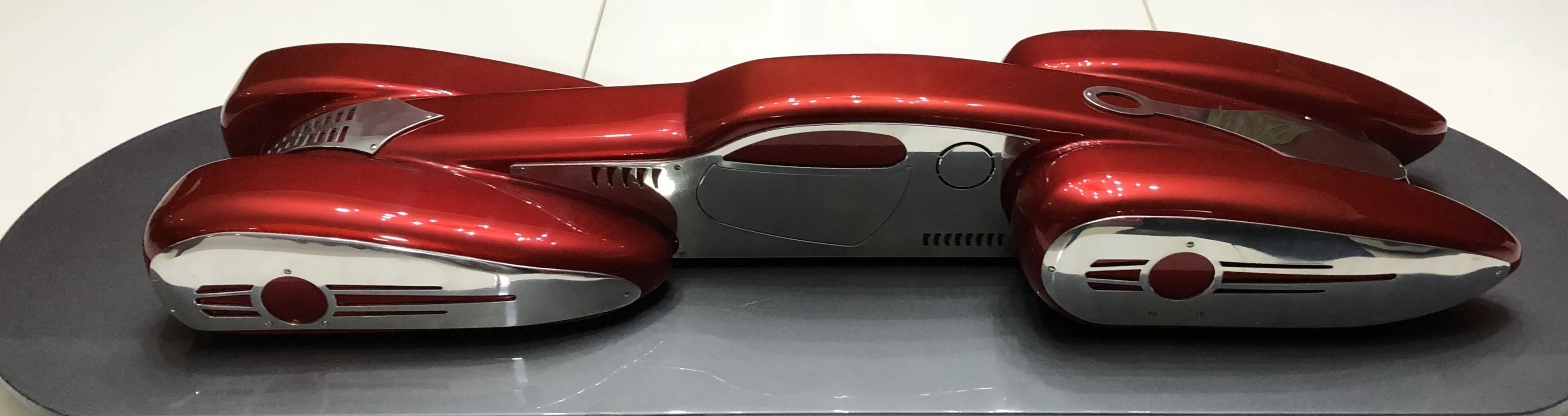 modelo de carro antiguo vermelho brilhante com detalhes cromados