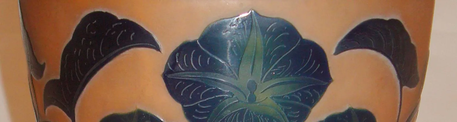 Vasos antigos de D'Argental, com desenhos florais em tons de azul e verde.