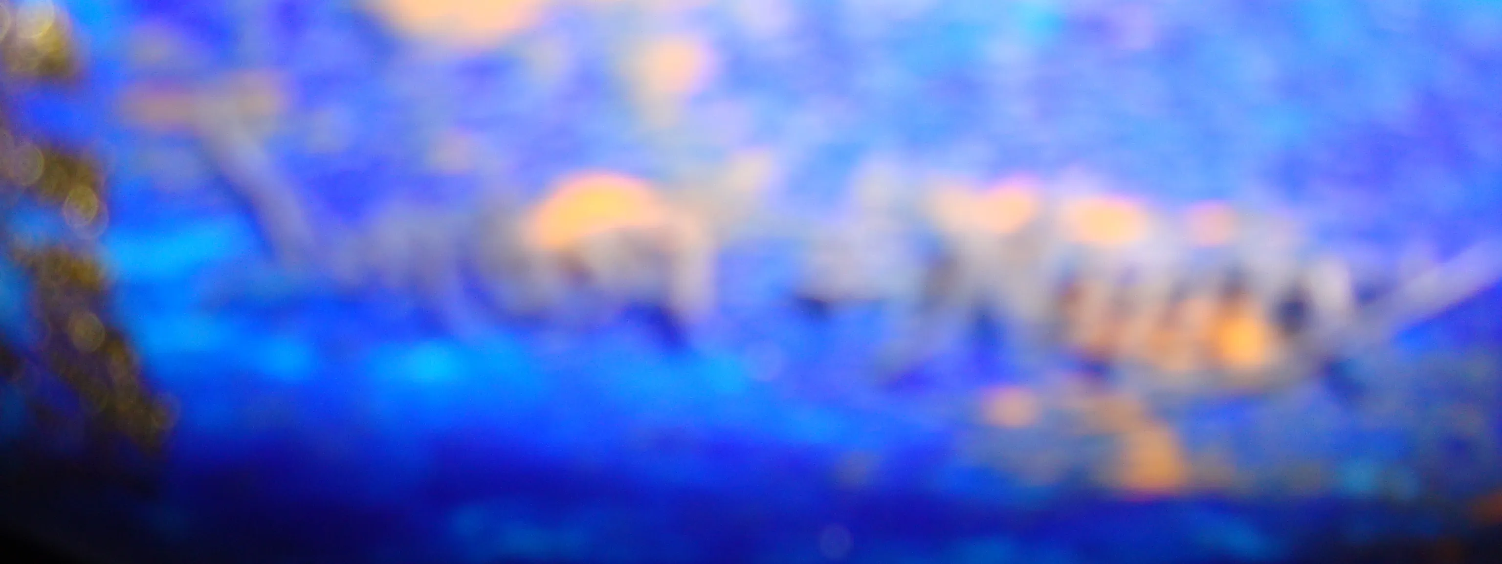 selo antigo Daum Nancy em fundo azul desfocado