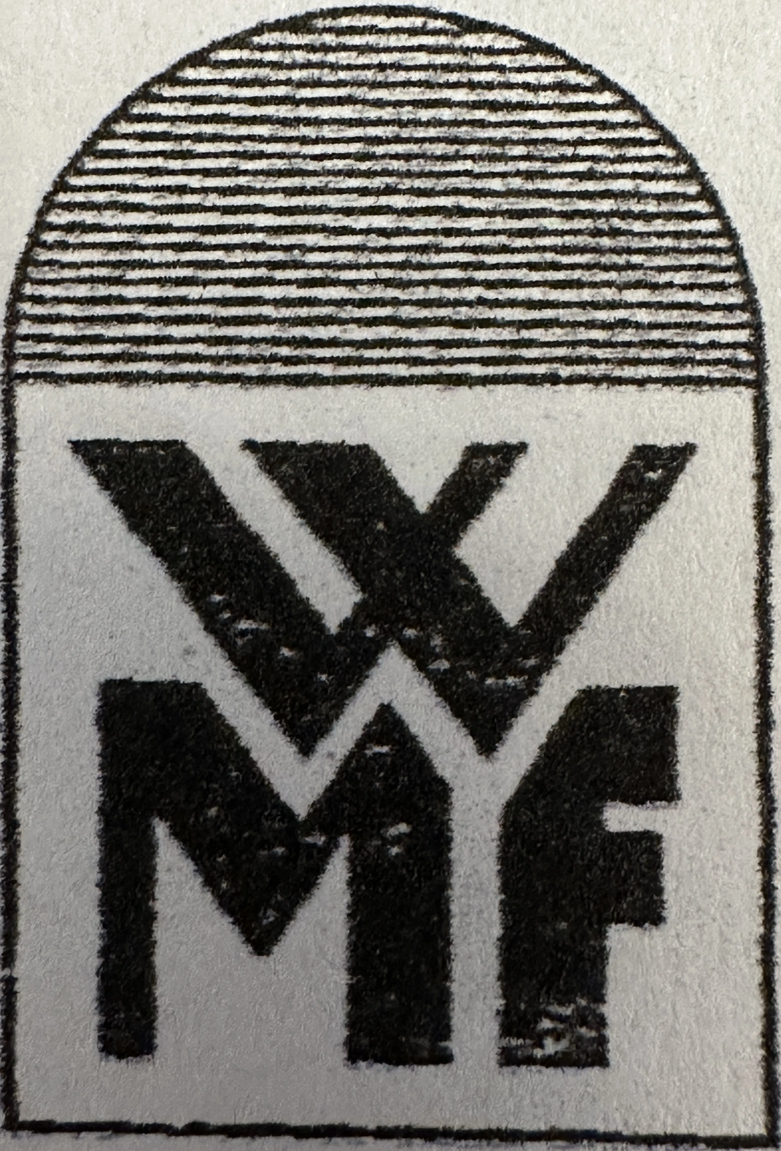 selo antigo com marca WMF, mostra sinais de uso