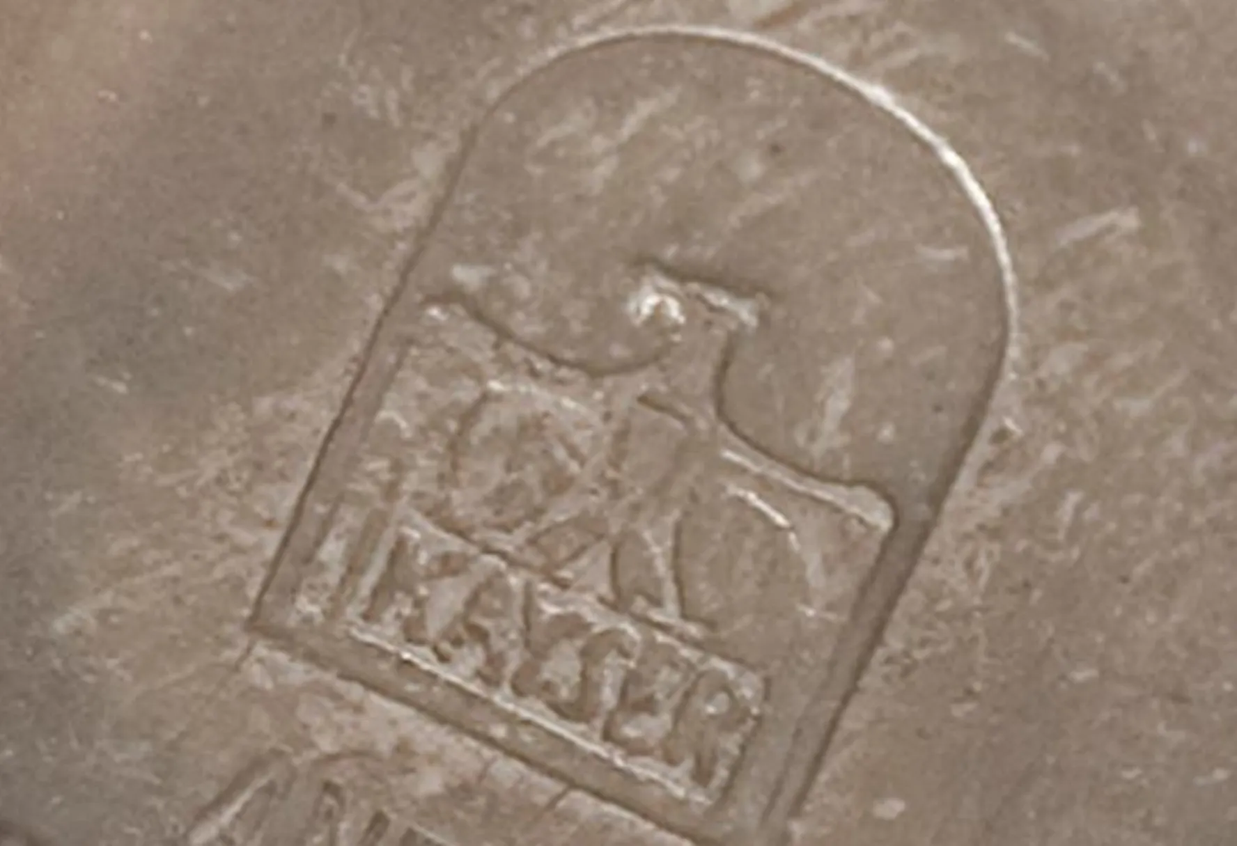 selo antigo Kayser 2 com design distinto e marcas visíveis.