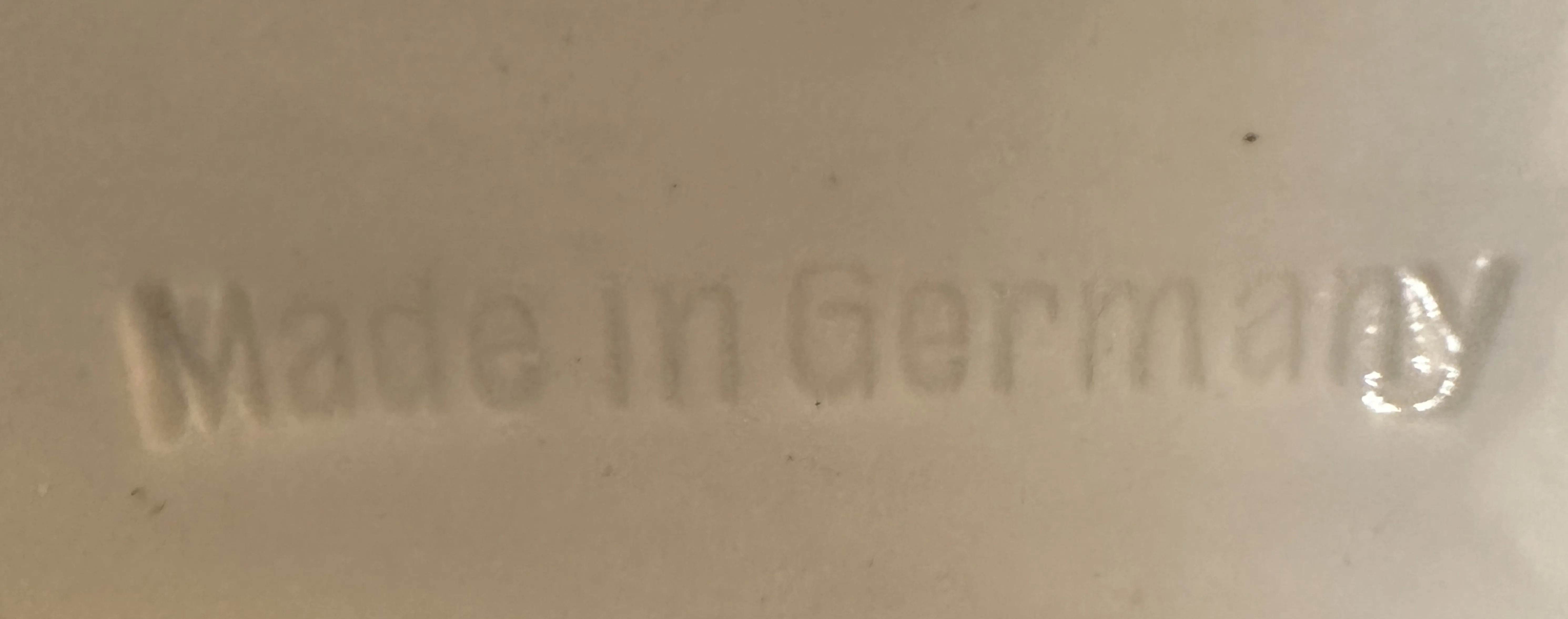 selo antigo exibindo made in germany com detalhes visíveis
