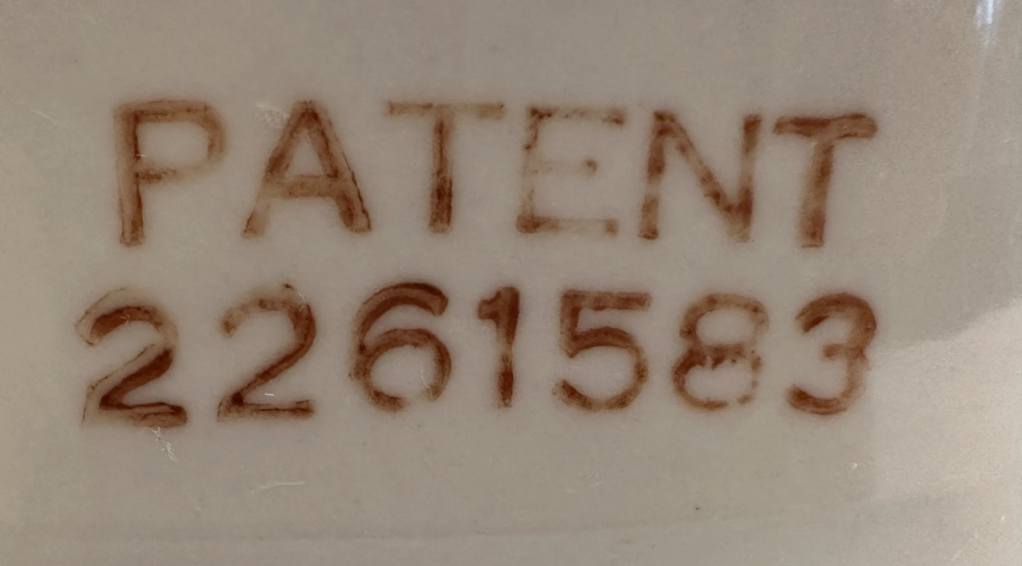 selo antigo com o número de patente 2261583 em relevo