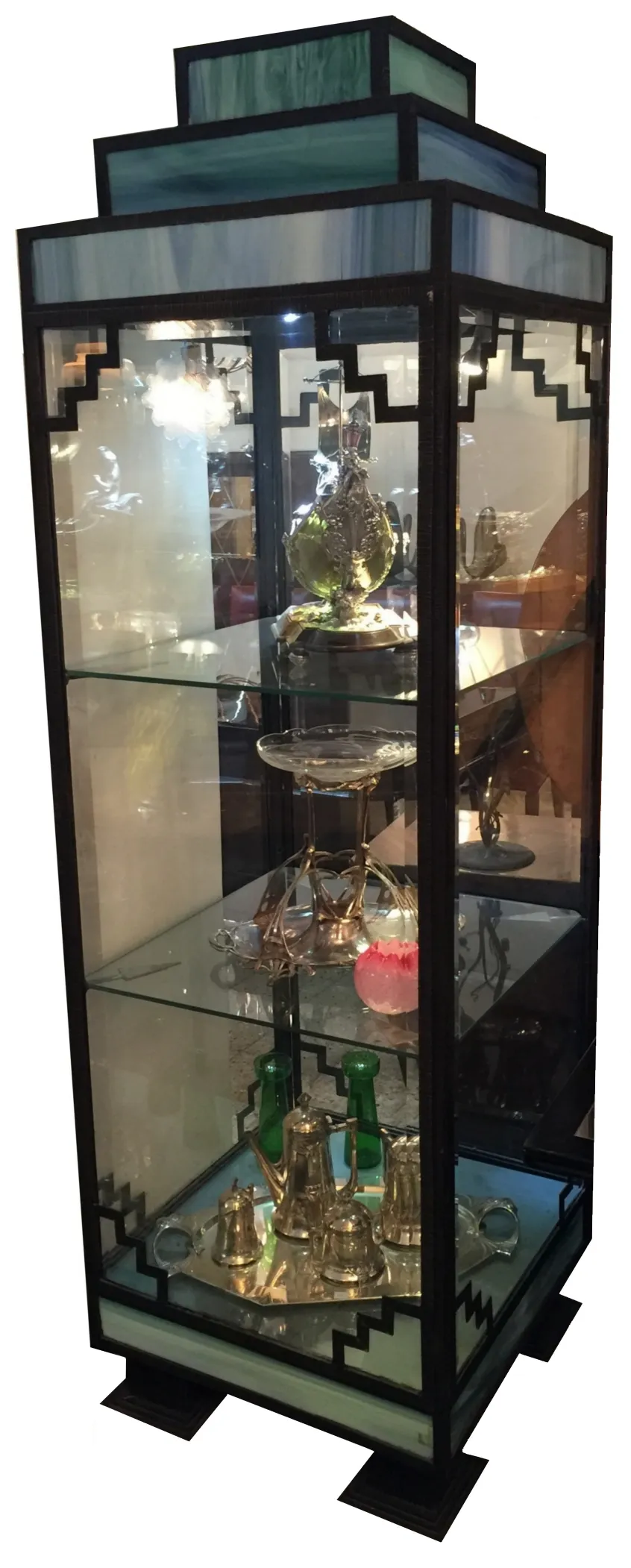 古董展示柜，里面有装饰品