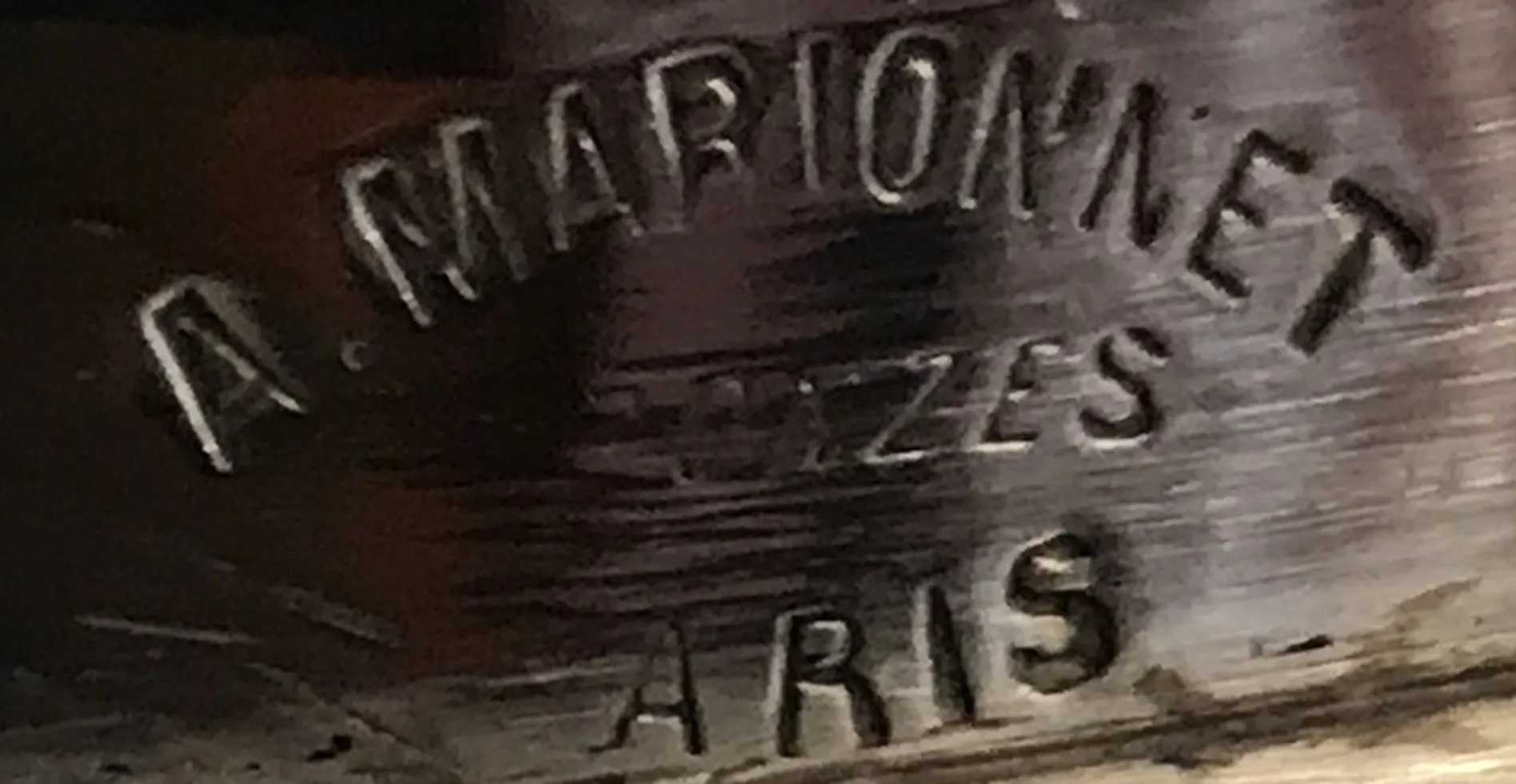 古董印章 A. Marionnet Bronzes Paris，展示复杂的细节。