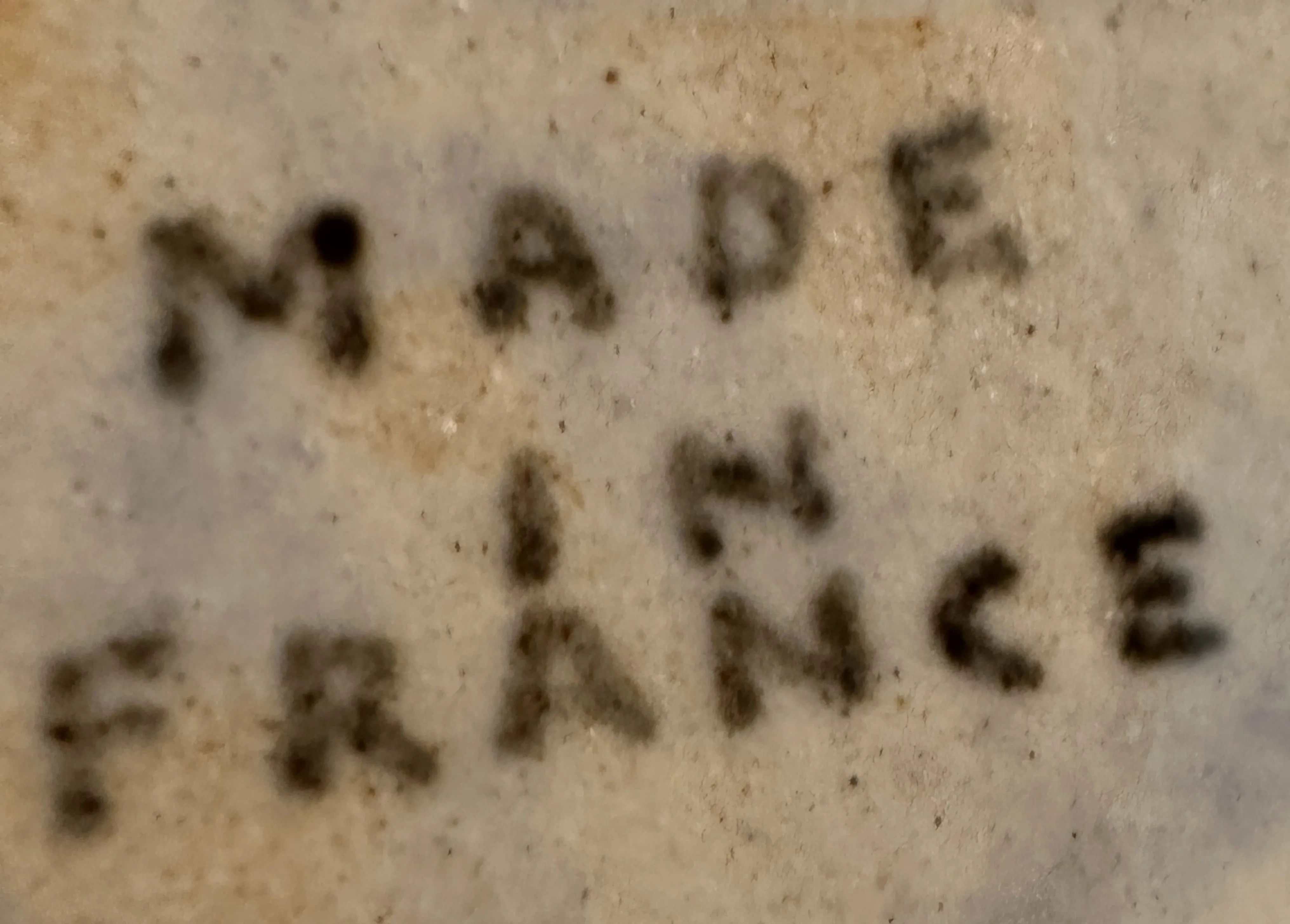 古印章，带有Made in France的铭文，细节可见。