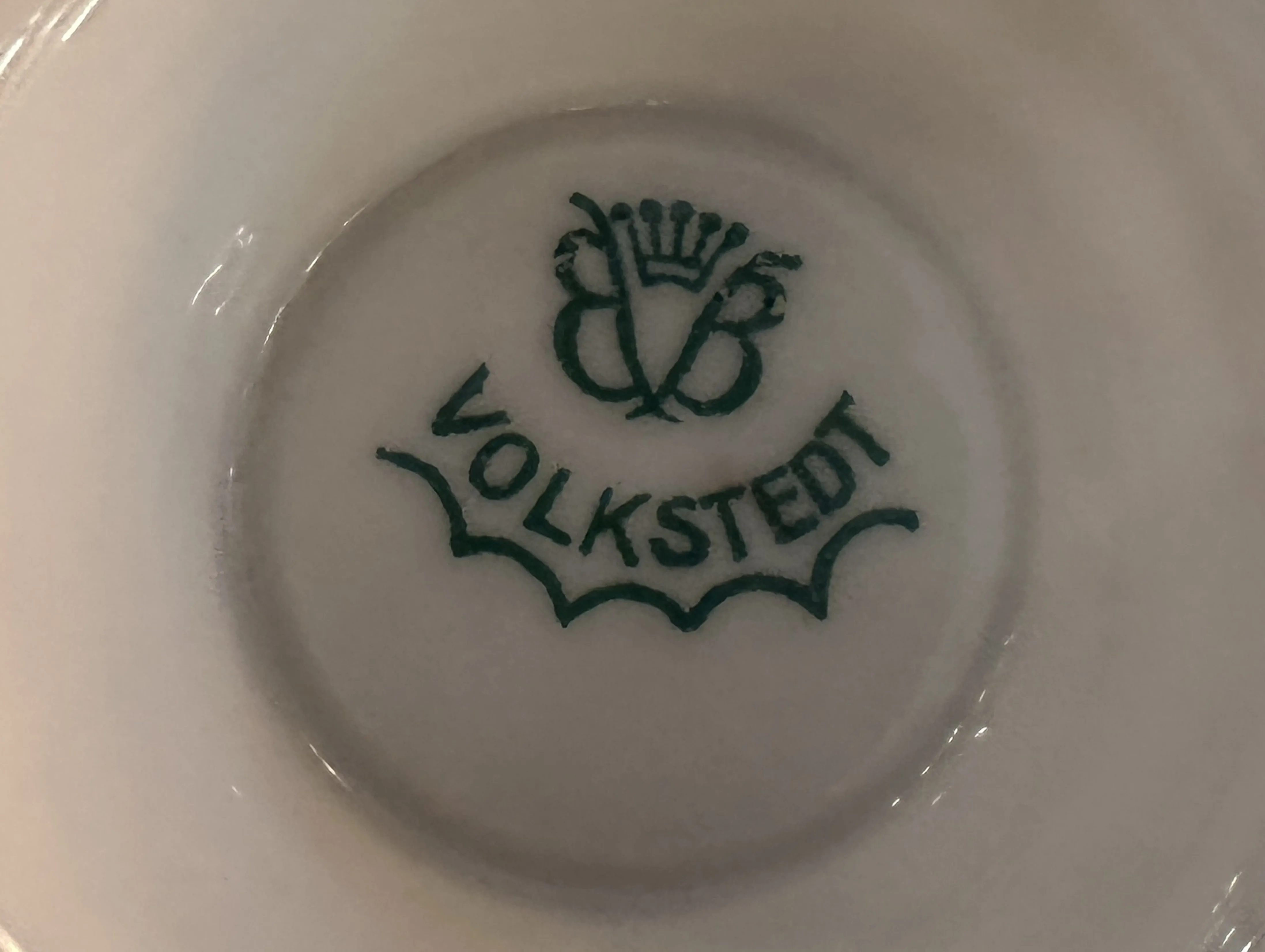 古董印章，带有绿色字母，标记为VOLKSTEDT和装饰设计。