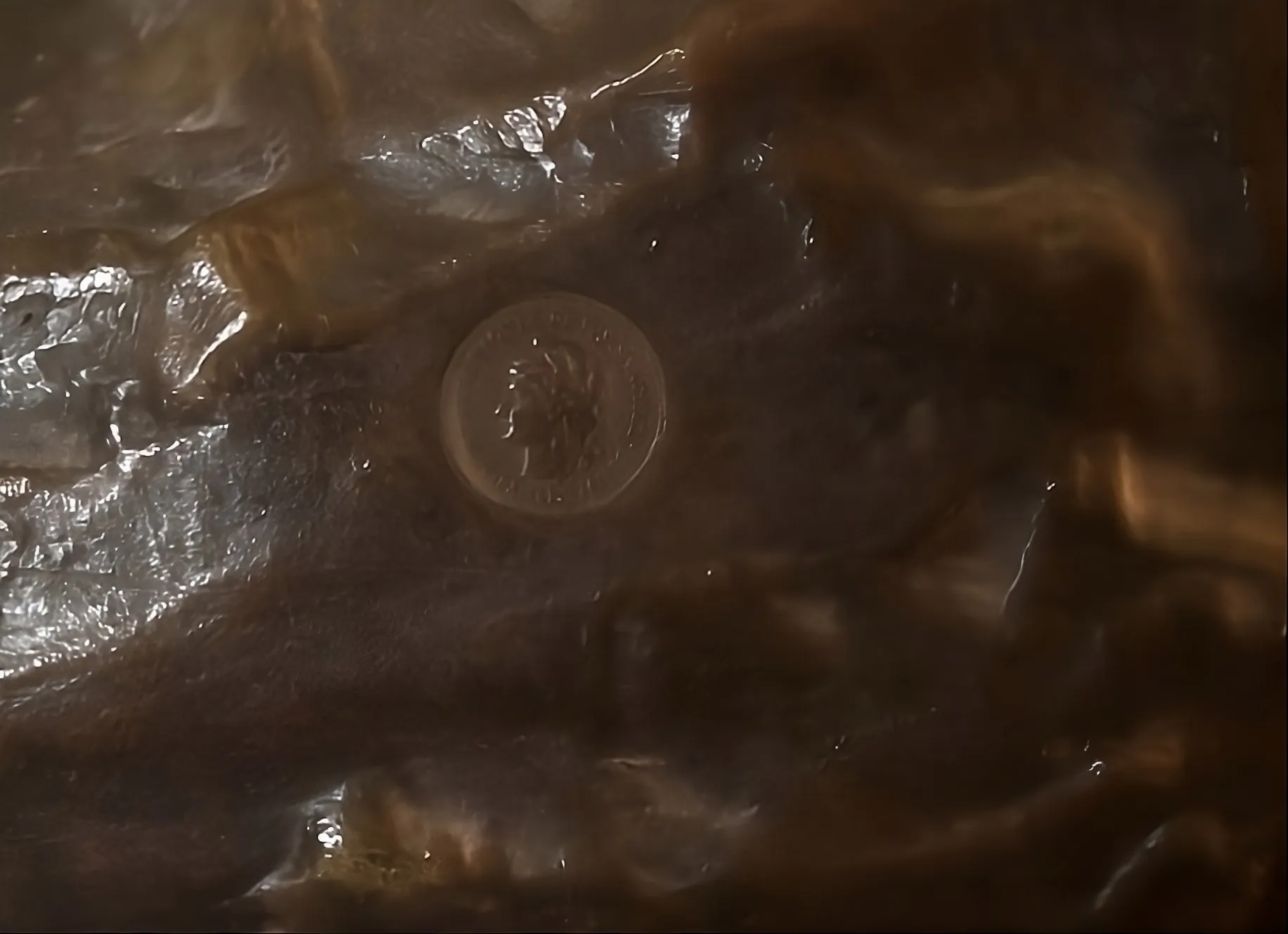 古老的印章 F. Barbedienne Fondeur，在深色背景上