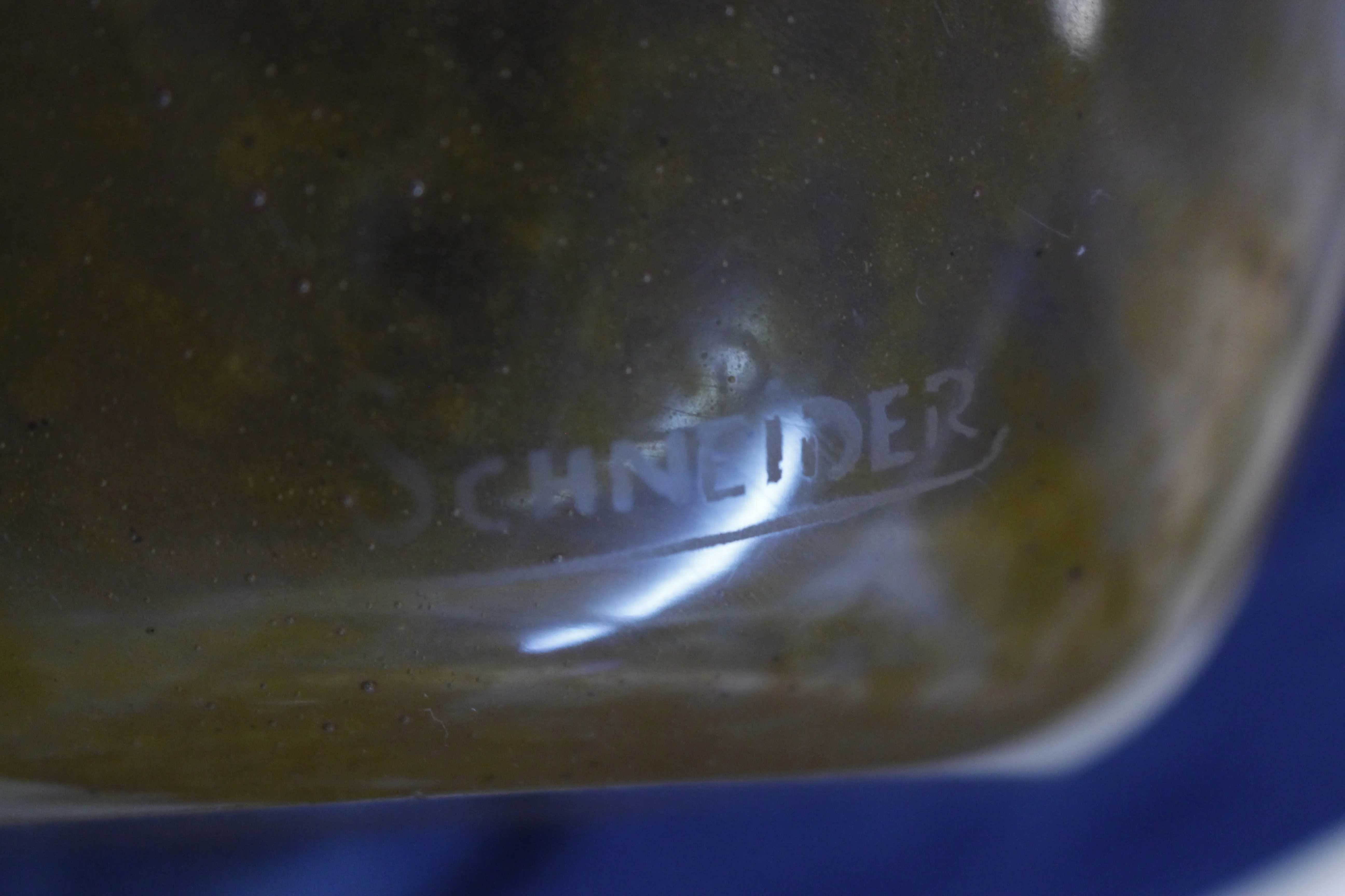 古董印章 Schneider，带有明显的刻字。