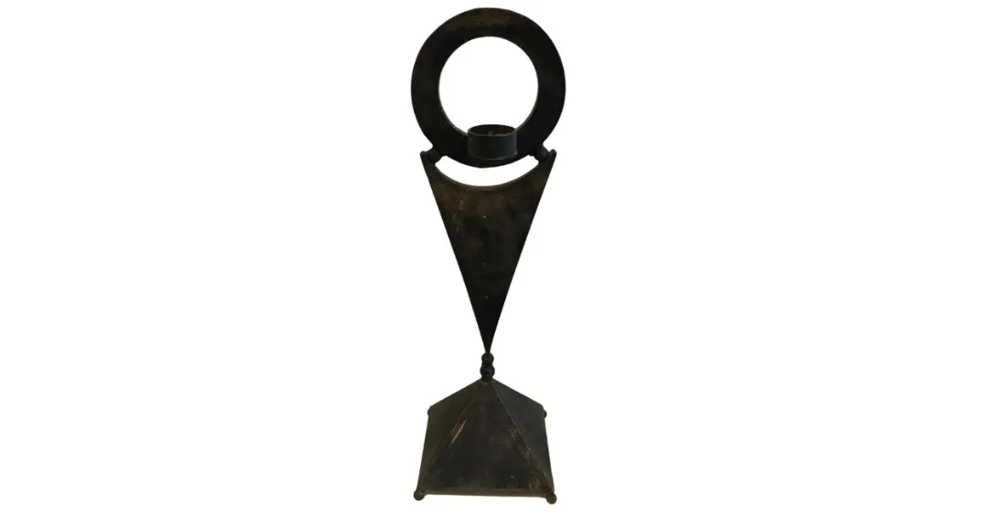 Eleganter antiker Kandelaber mit dreieckiger Basis.