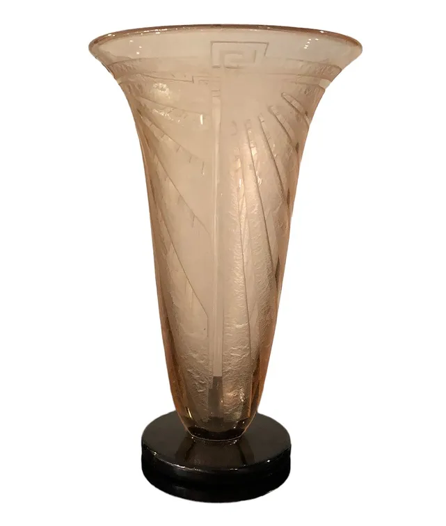 Signiertes Glas mit schwarzem Sockel, Liniendesign