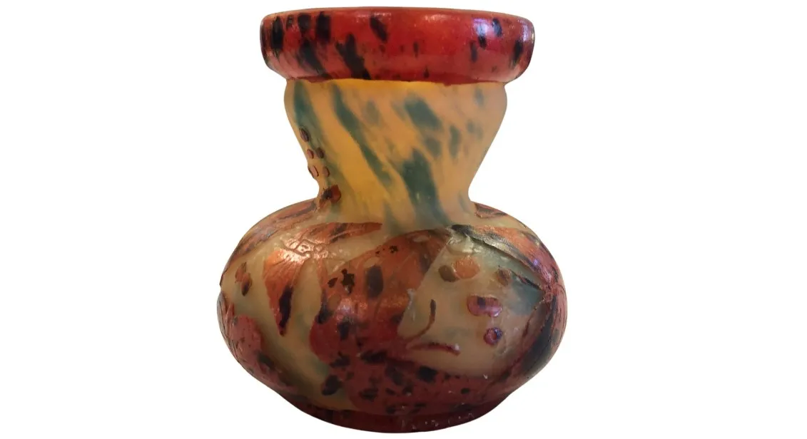 vase aus signiertem Glas mit lebhaften Farben
