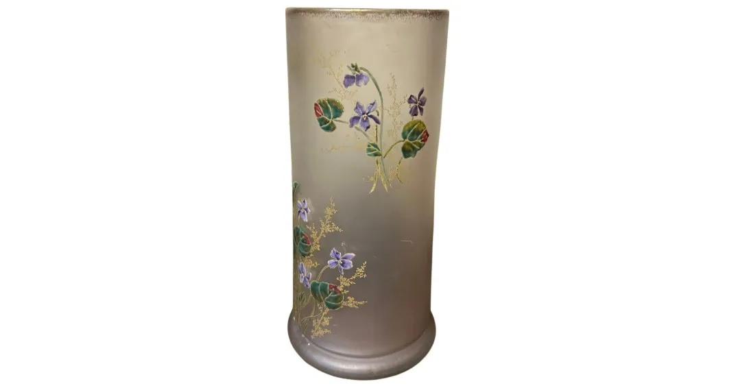 Antikes Glas mit lila Blumen und grünen Blättern, Daum Nancy.