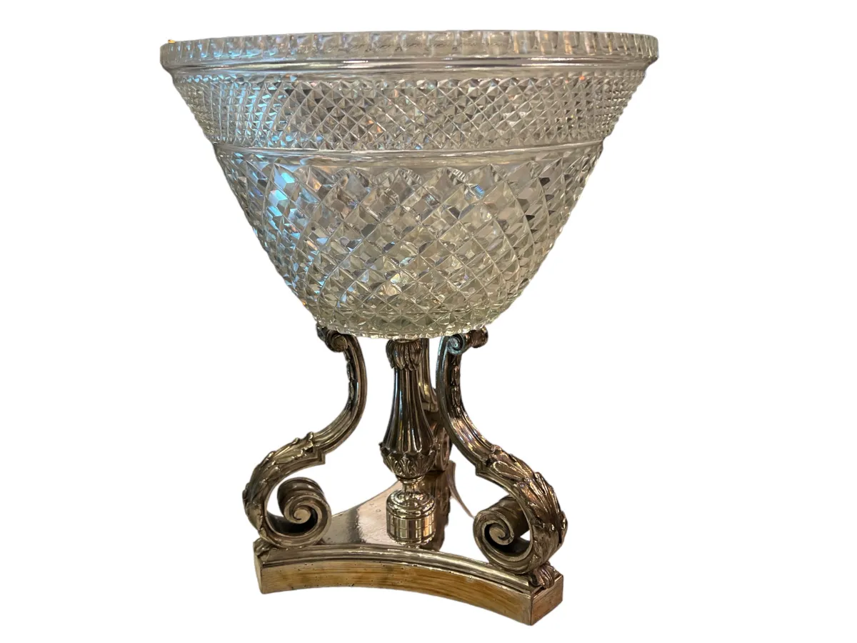 antik vase mit aufwendigem Fuß, runder Form und art nouveau Details