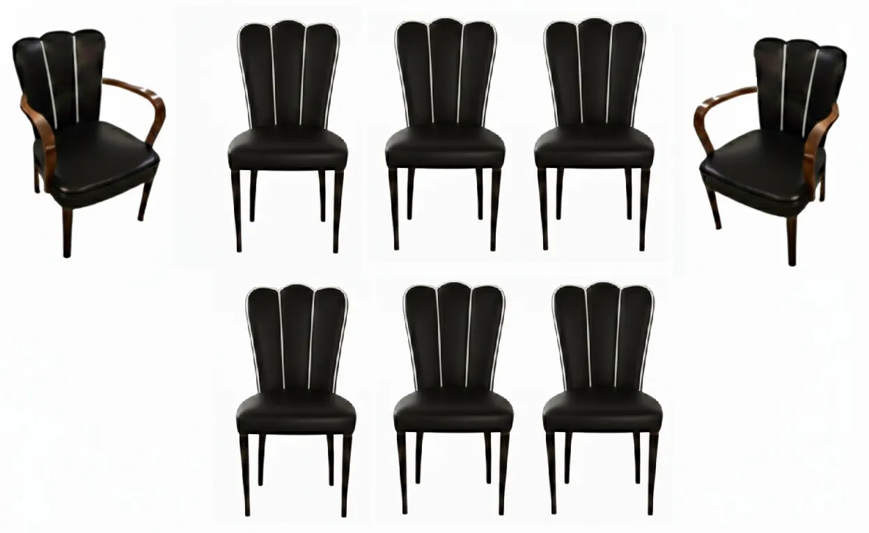 Set aus 6 antiken Stühlen und 2 Sesseln, auffälliges Design in klassischer Umgebung.