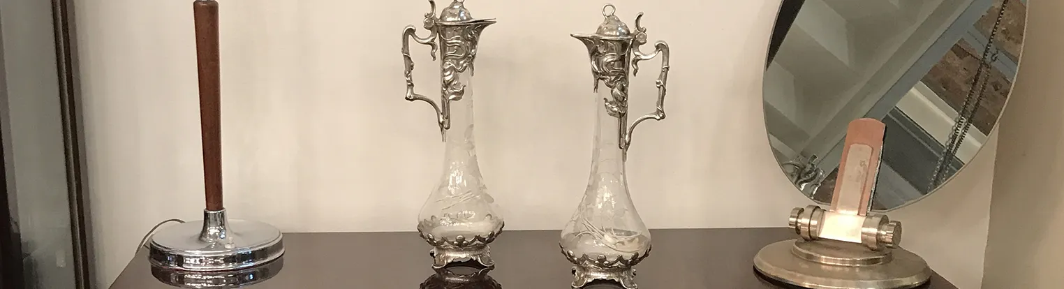 Set aus antiken Glas-Kannen mit kunstvollen Mustern, Art Nouveau-Stil.