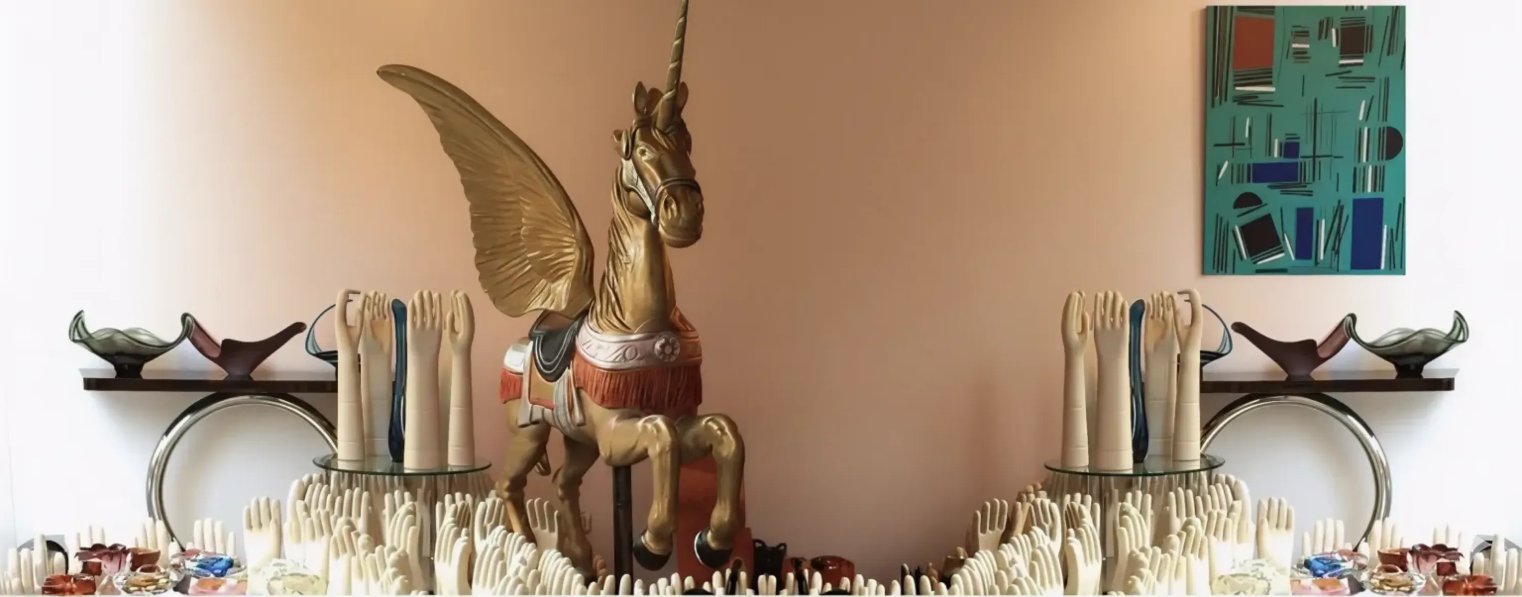 Antiker Karussell mit Tieren, darunter ein goldenes Einhorn.