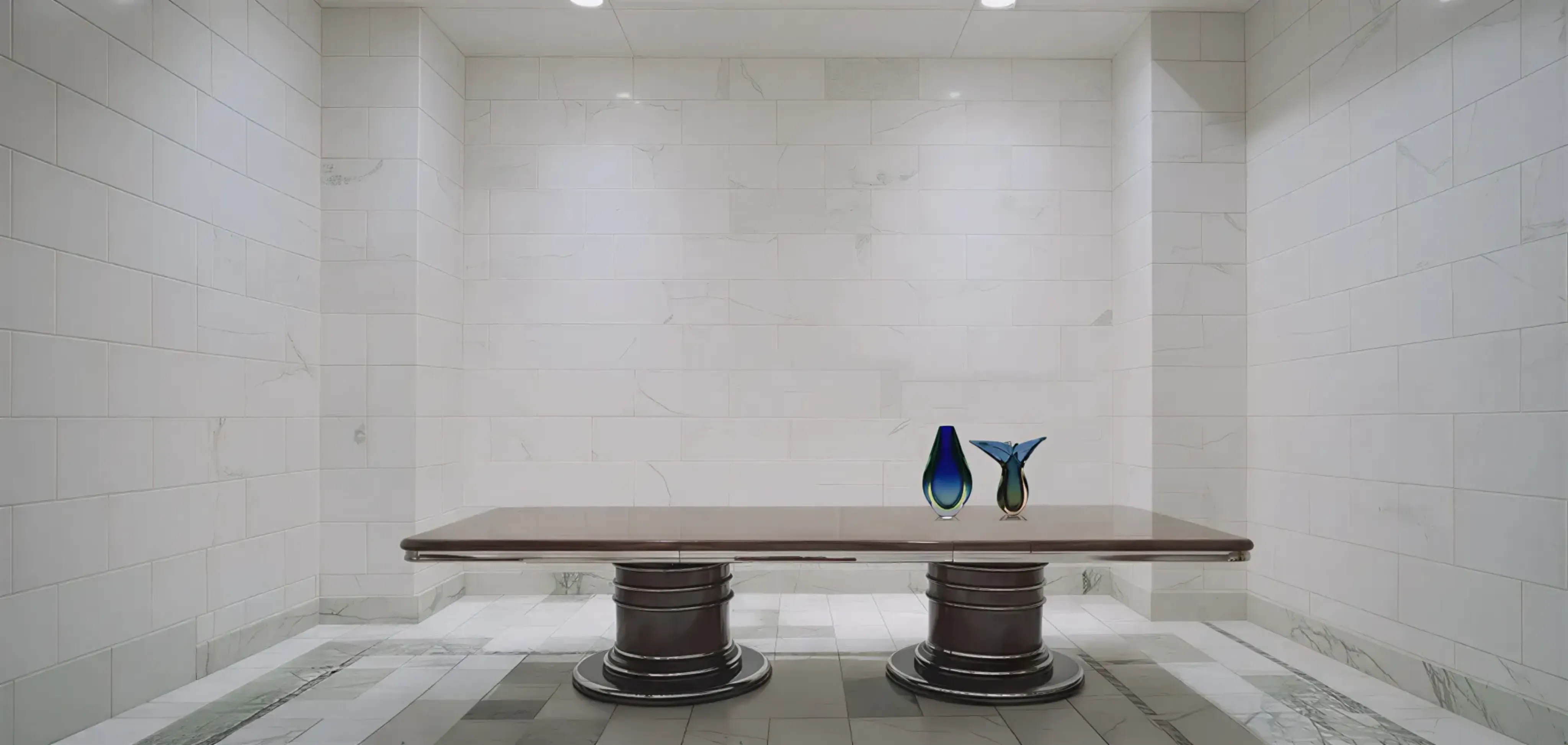 Murano-Vasen in verschiedenen Formen und Farben auf einem stilvollen Tisch.