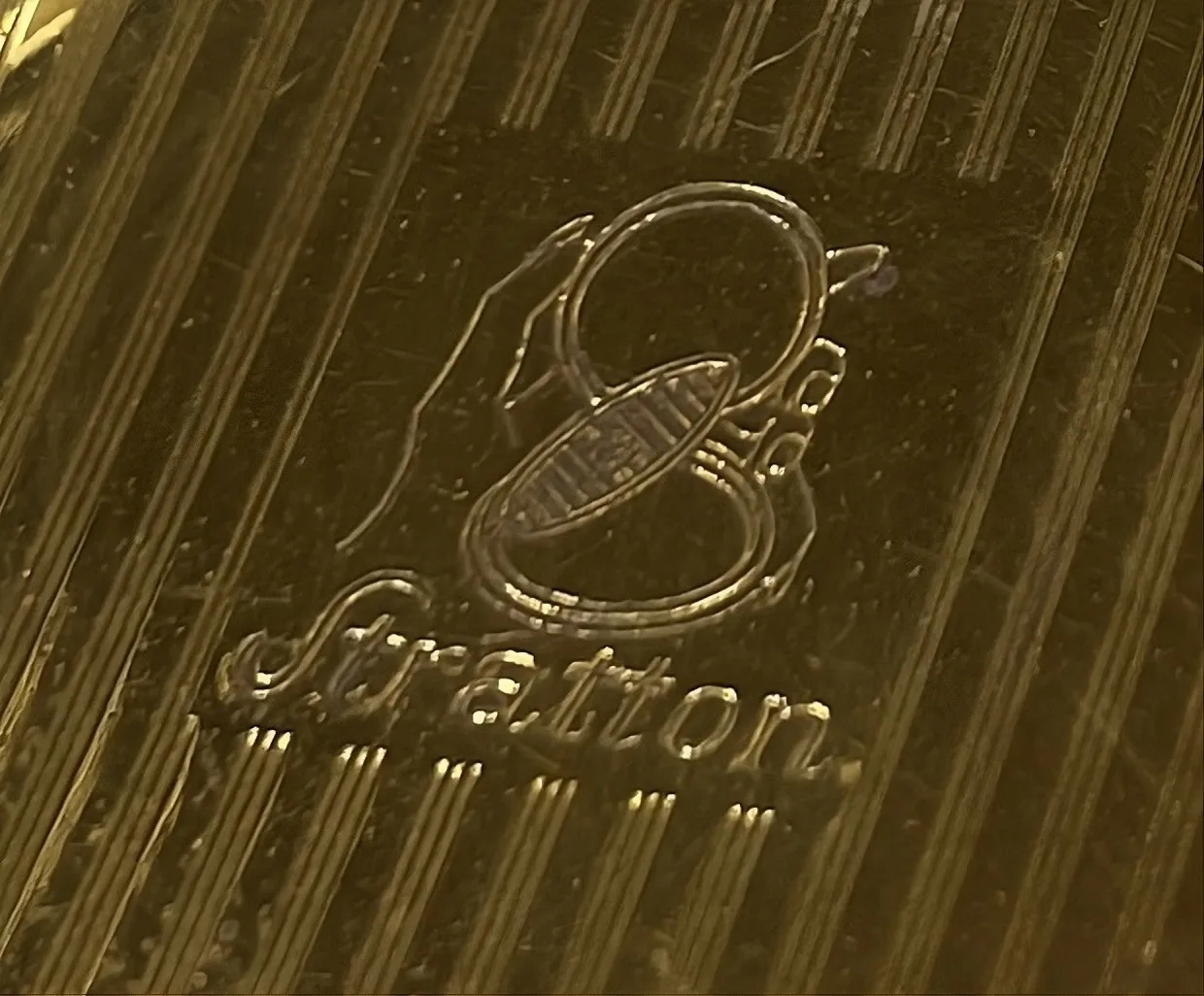 altes Stratton-Siegel mit elegantem Design und feinen Linien, goldenem Hintergrund