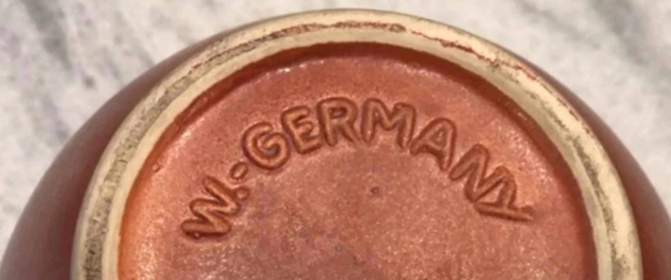 altes Siegel W-Germany an der Basis eines Keramikobjekts
