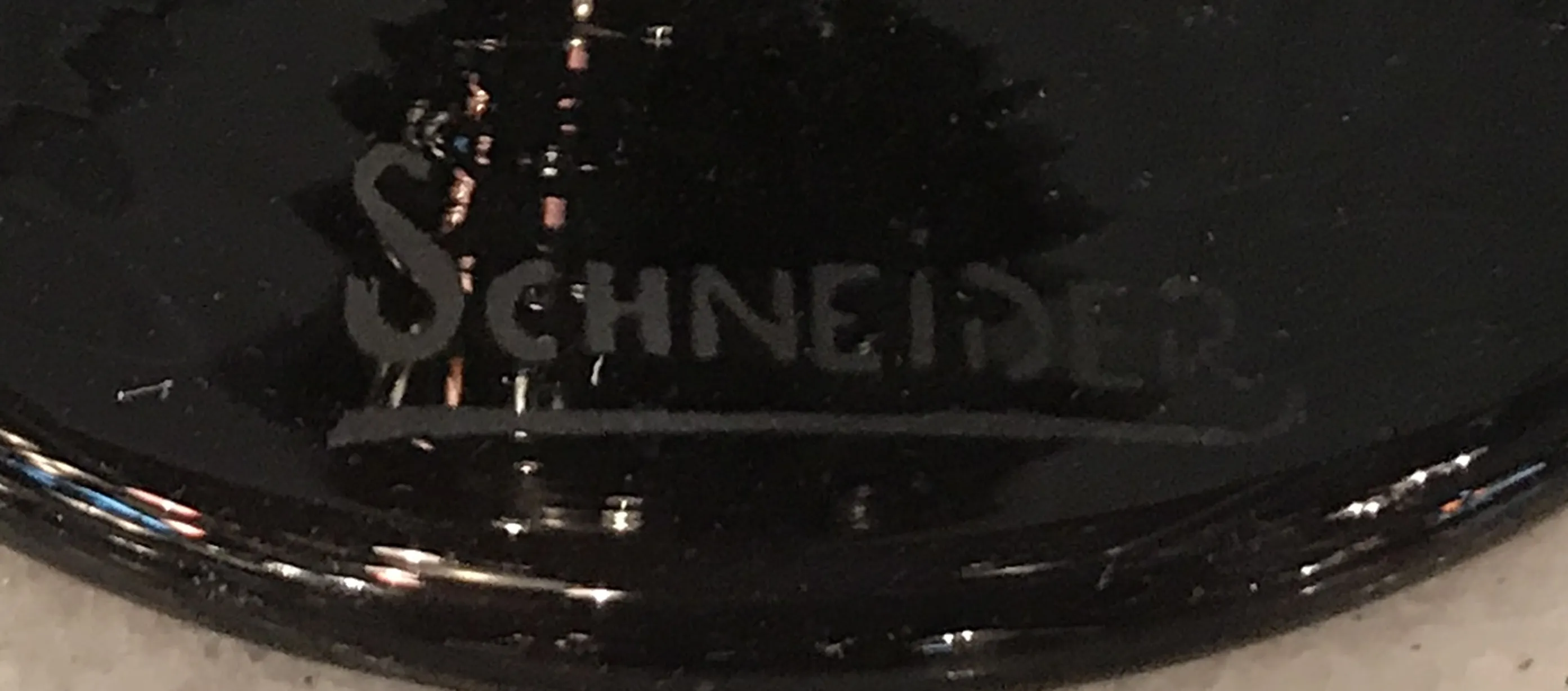 altes Siegel Schneider auf hellem Hintergrund mit sichtbaren Details.