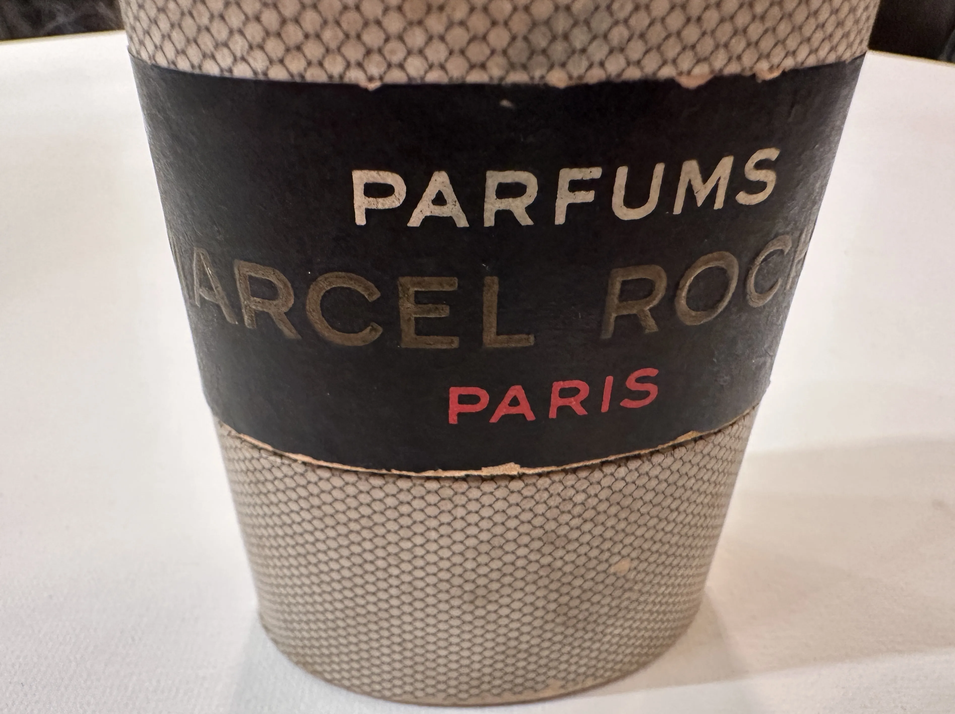 altes siegel mit parfums marcel rochas paris text auf hellem hintergrund