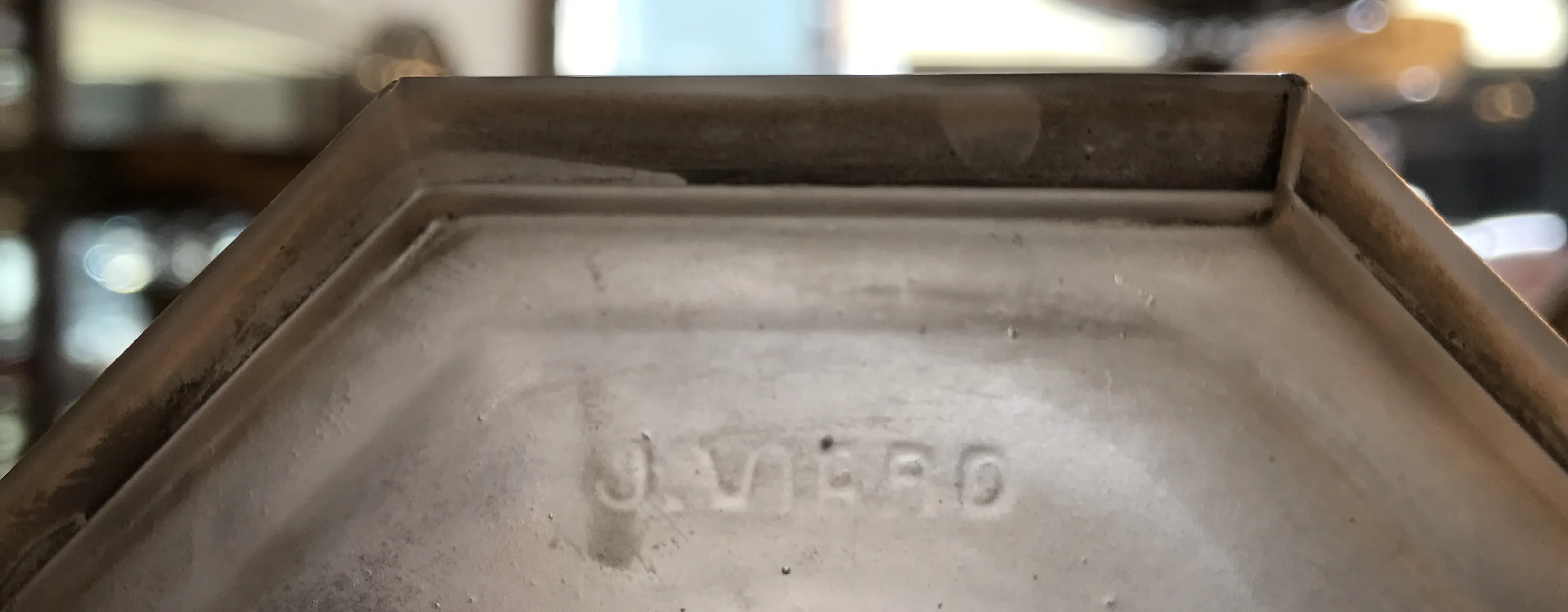 Antikes Siegel J. Viaro, verwendet für Abdrücke, gut sichtbar.
