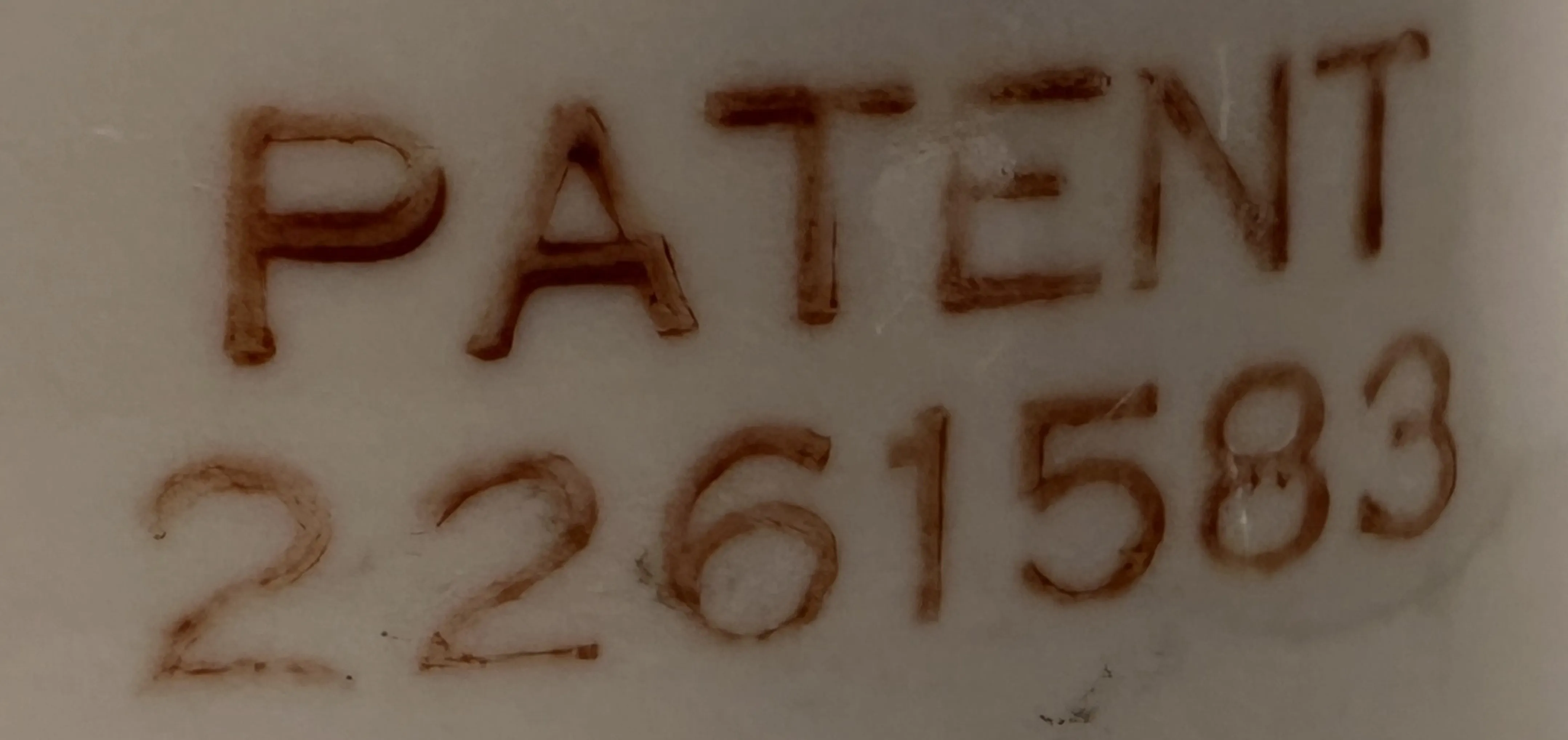 Antikes Siegel mit der Aufschrift Patent 2261583, klare Details.