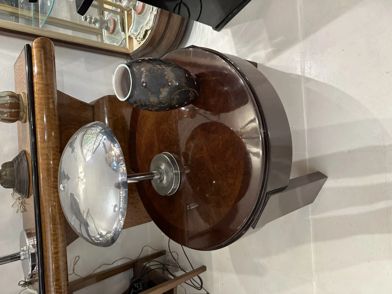 vaso de cerâmica antiga com detalhes decorativos em um ambiente elegante