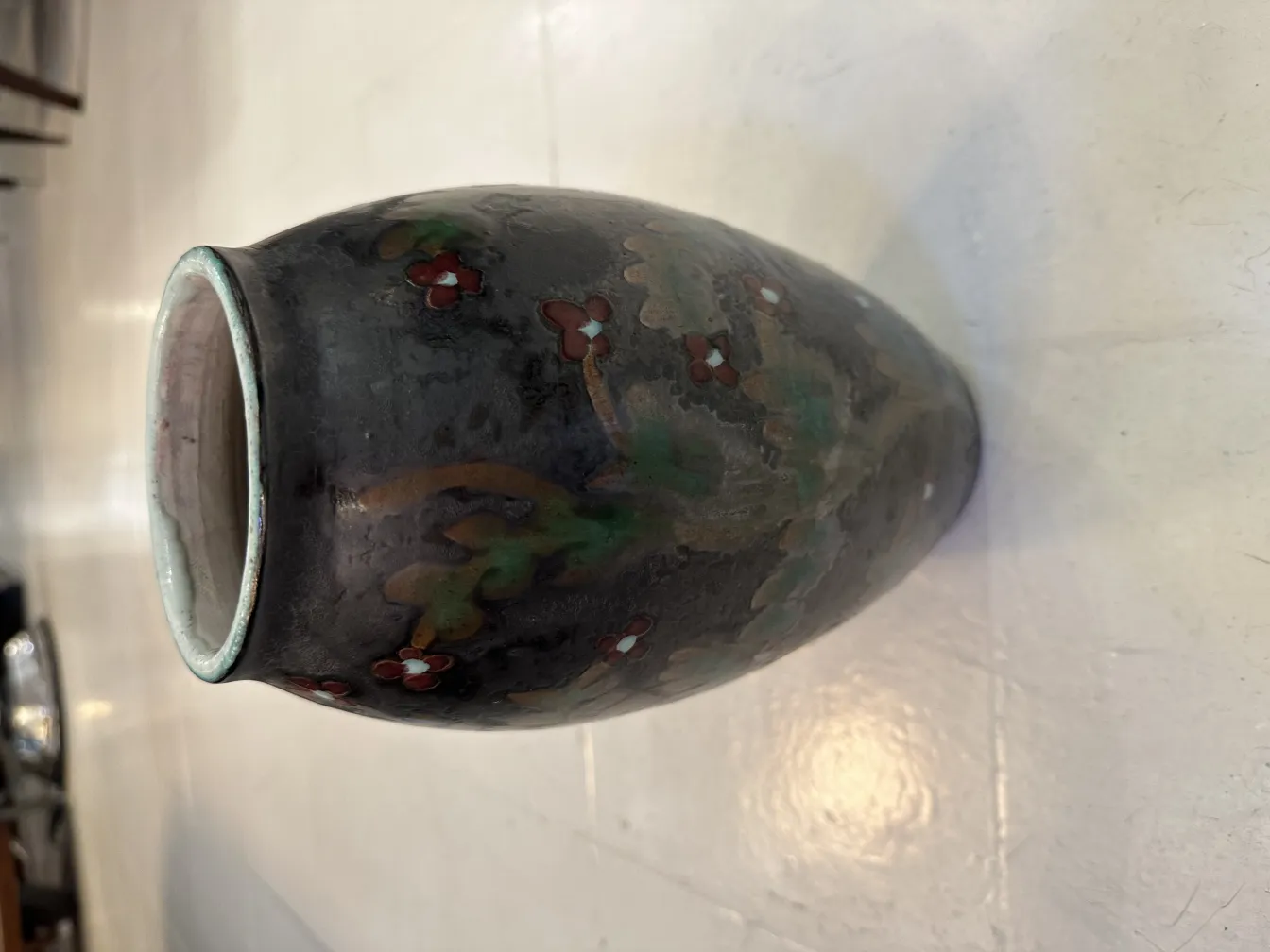 Antike Keramikvase mit dunklen Farbdrucken