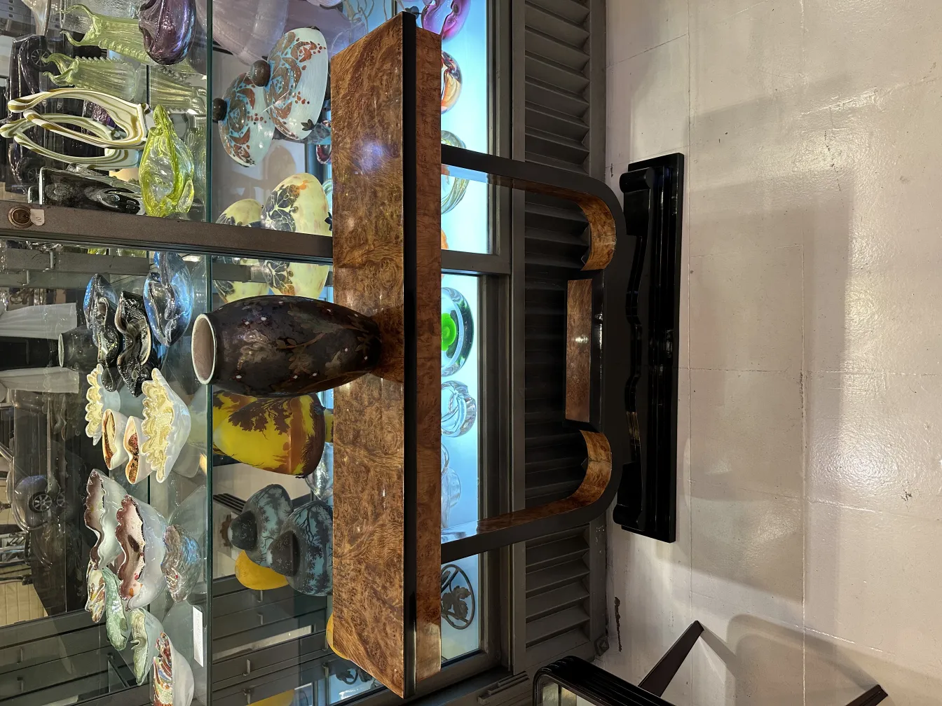 Antiga cerâmica decorativa em uma mesa moderna