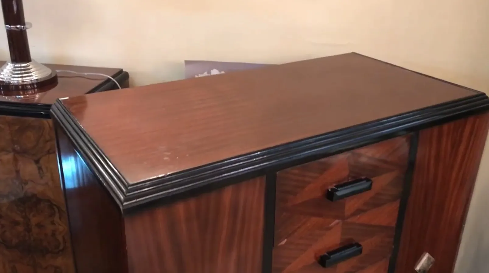 Gaveteira antiga de madeira com acabamento brilhante, detalhes elegantes.