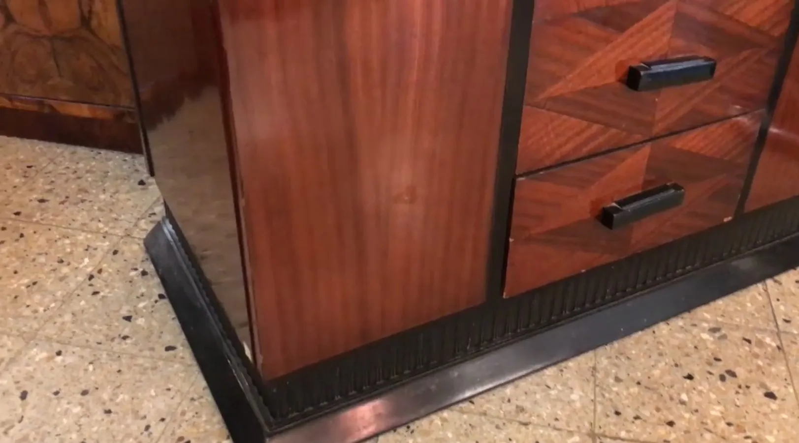 Cassetto antico in legno con tre cassetti, ideale per lo stoccaggio.