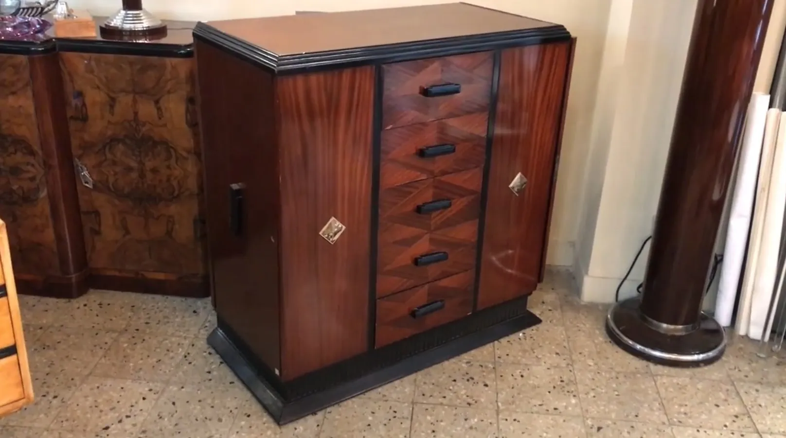 Commode ancienne avec cinq tiroirs et accents décoratifs
