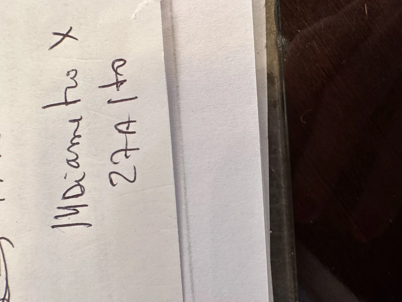 Antike Keramik in einem gemütlichen Ambiente präsentiert.