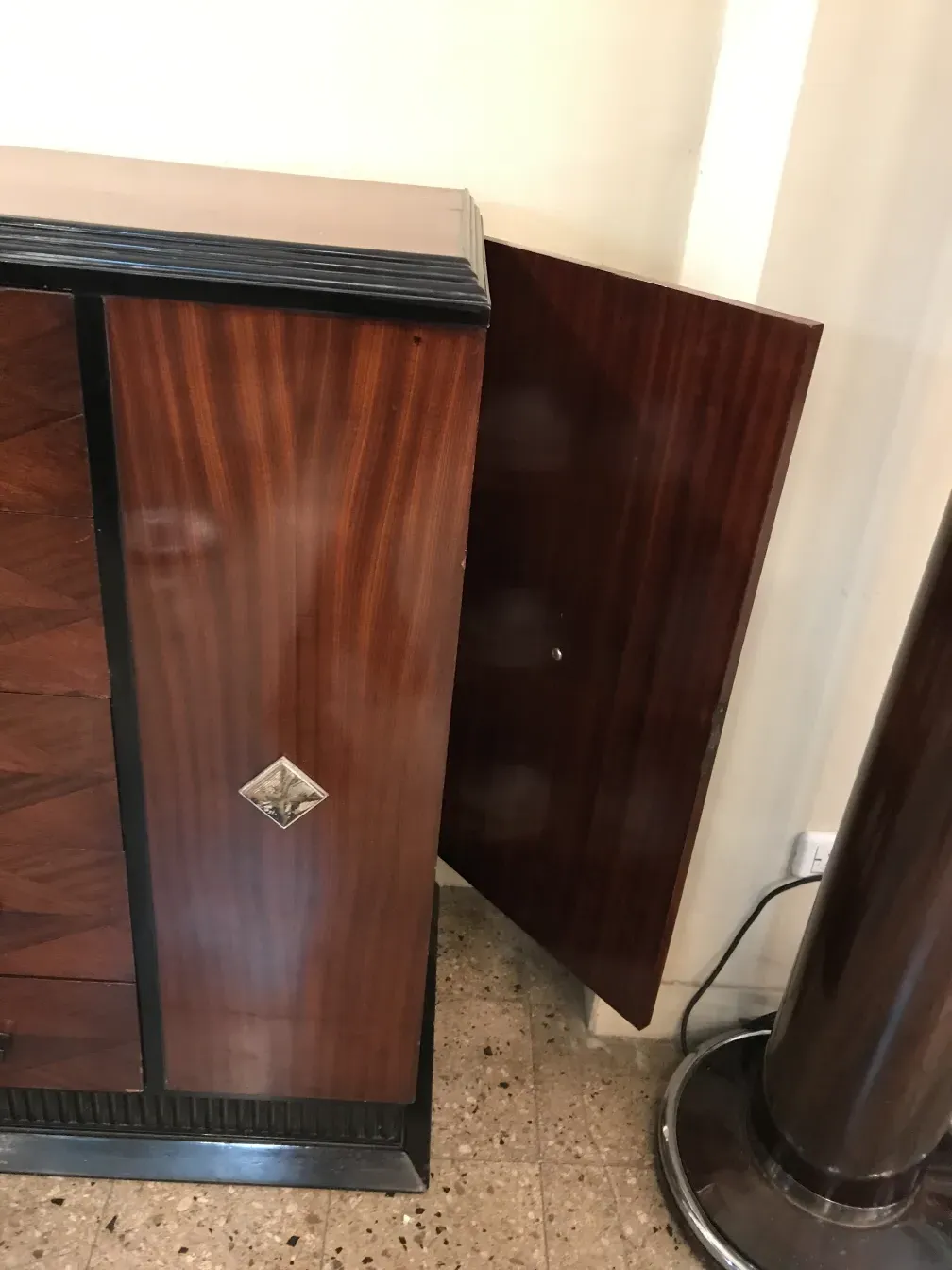 Antike Holzschublade mit dekorativen Details, eleganter Rahmen.