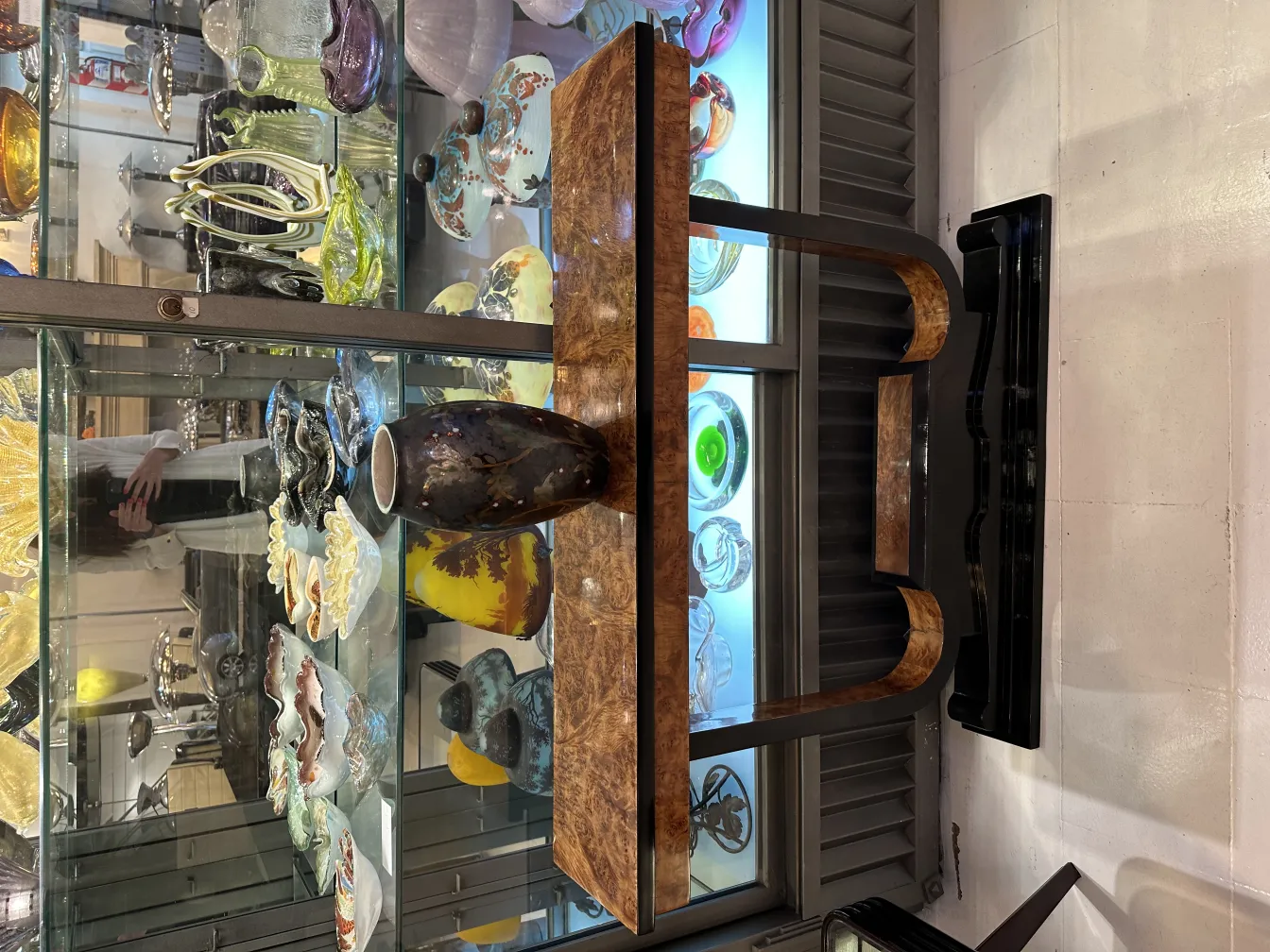 Ancienne céramique décorative avec des détails uniques parmi d'autres objets en verre.