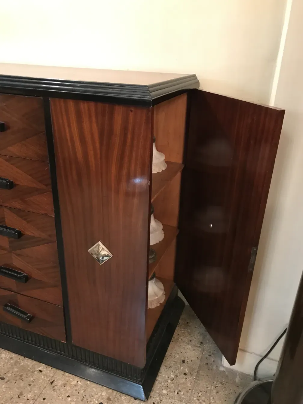 Gaveteira antiga de madeira com decoração fina e acabamento elegante