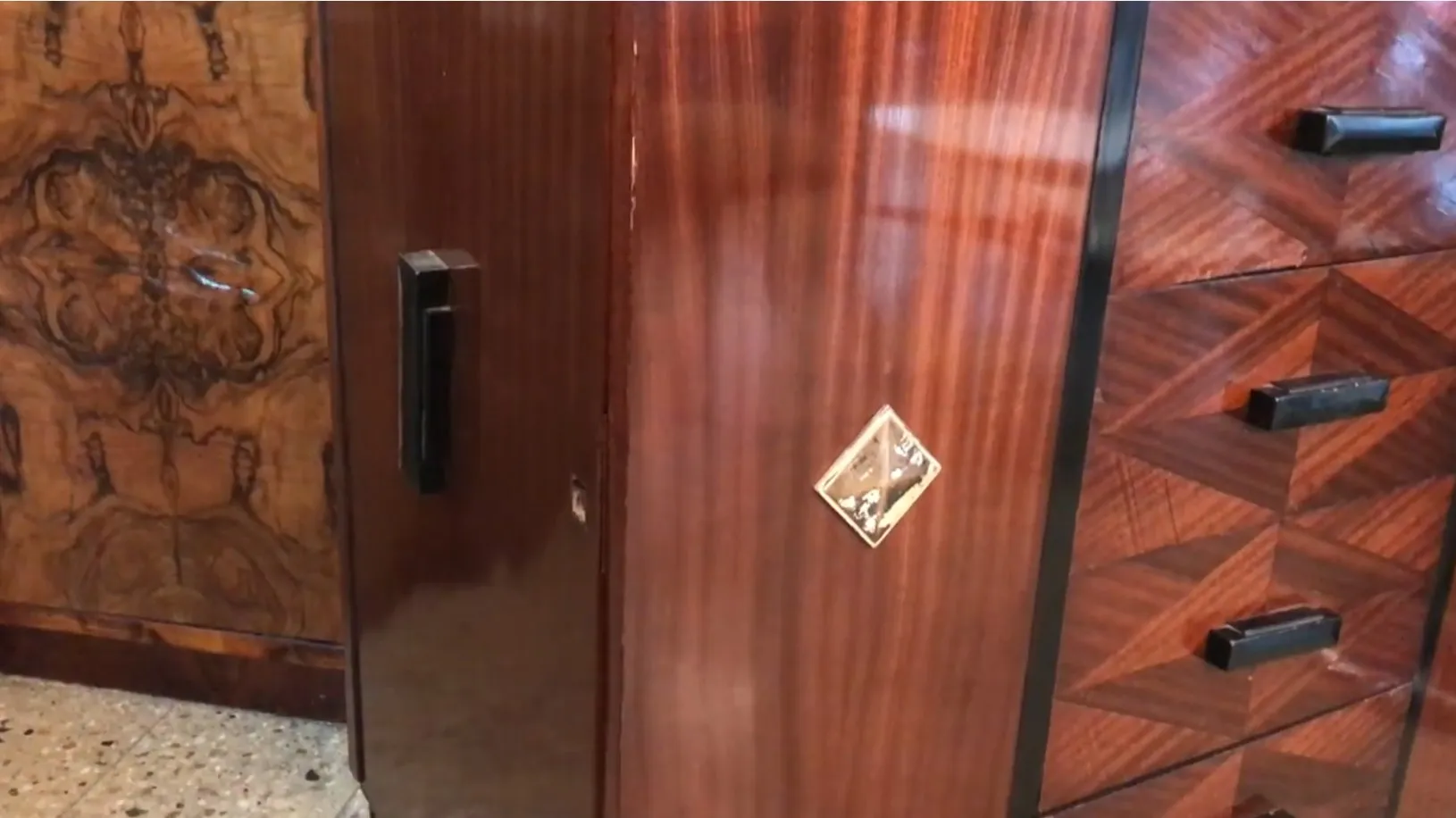 خزانة قديمة بتفاصيل بنية وسوداء، خلفية زخرفية.