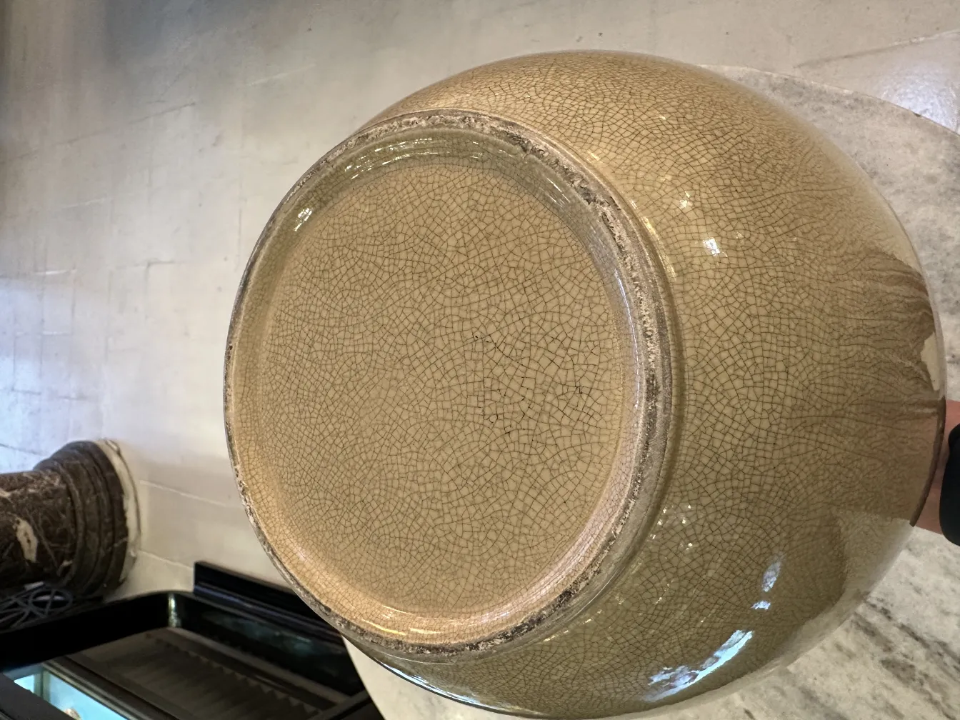 Tazón de cerámica antigua con textura craquelada