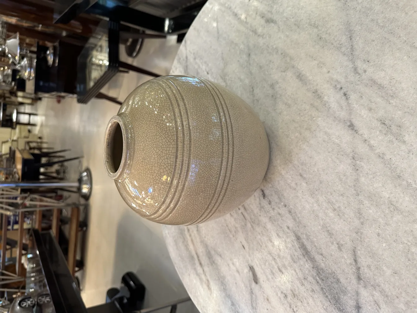 Vase antico in ceramica su tavolo di marmo